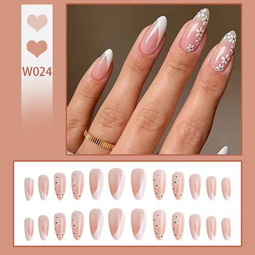Kunstvolle Nagelspitzen mit floralen Akzenten Karnz