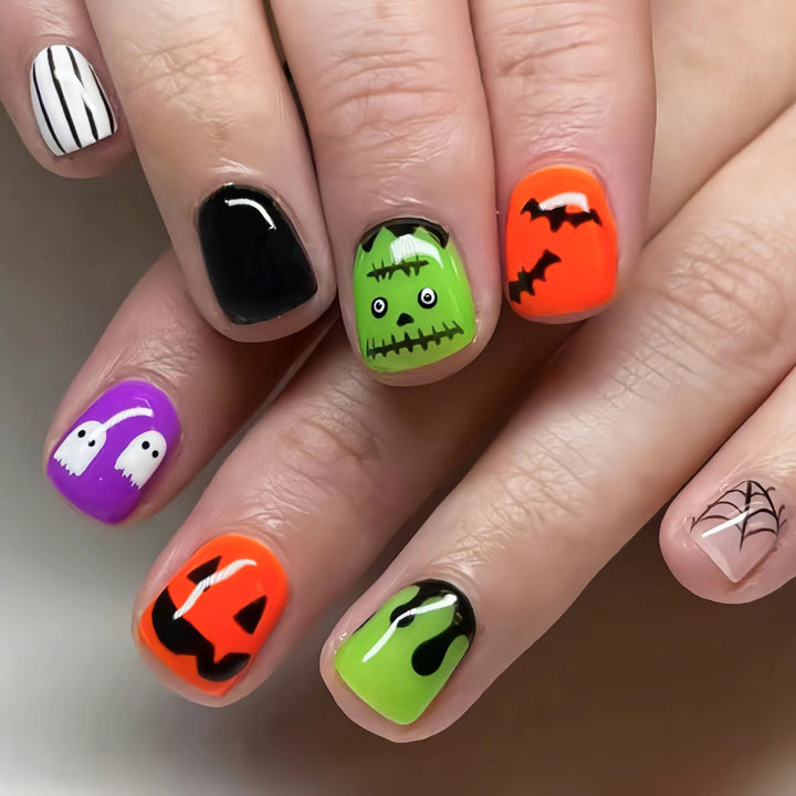Nagelkunstset mit Halloween-Motiven und kreativen 3D-Akzenten Karnz
