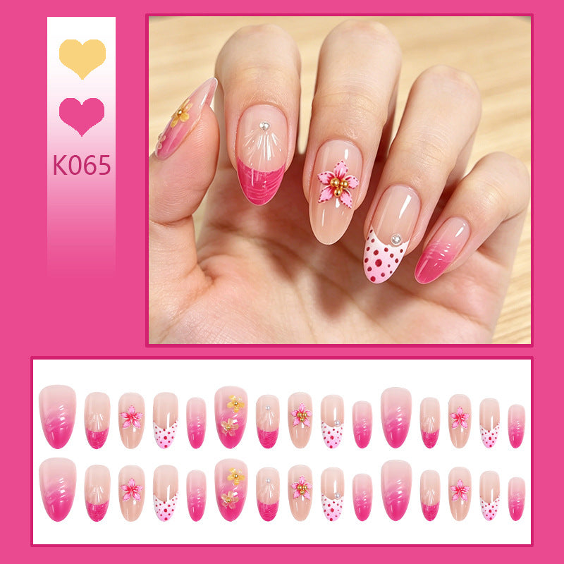 Kunstnagelset mit floralen und eleganten Verzierungen Karnz