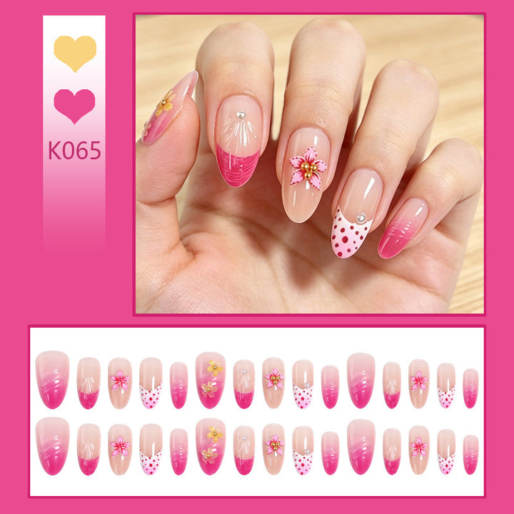 Kunstnagelset mit floralen und eleganten Verzierungen Karnz