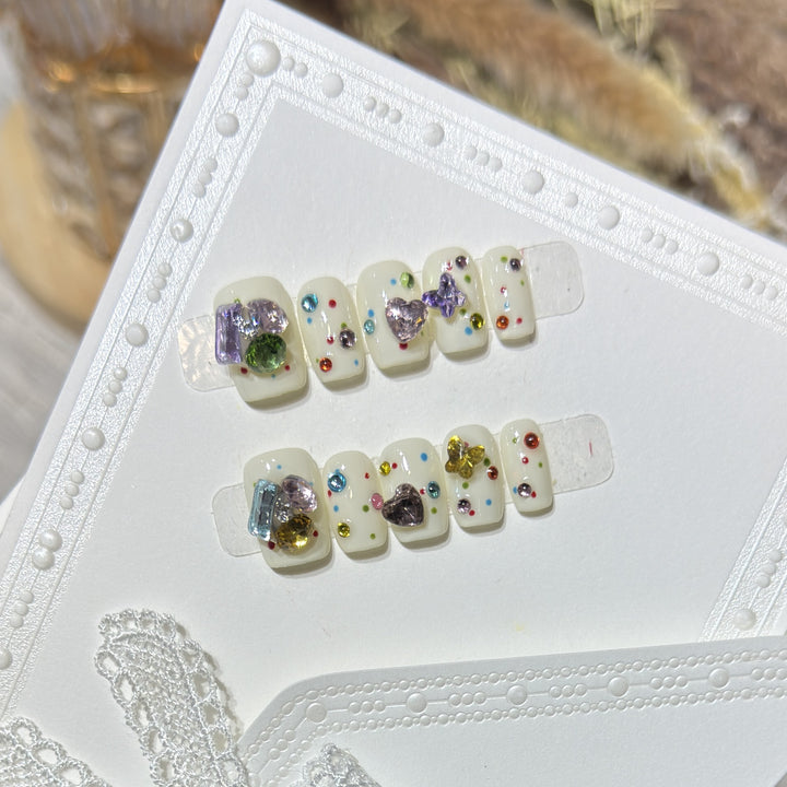 Dekoratives Press-On Nagelkunst-Set mit bunten Edelstein-Akzenten Karnz
