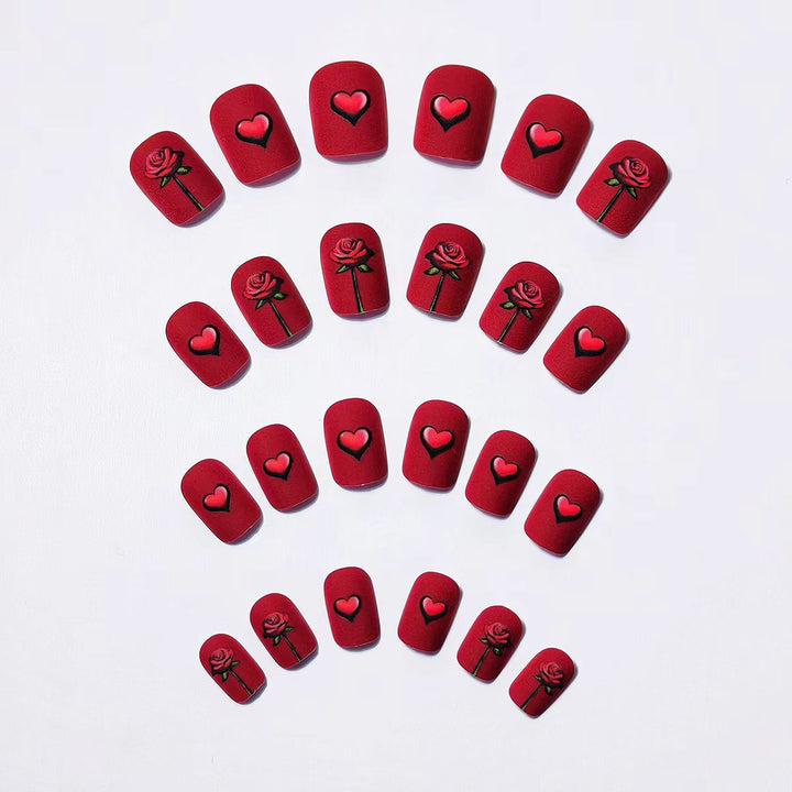 Kunstnägel mit Romantischem Rosen- und Herzdesign Karnz
