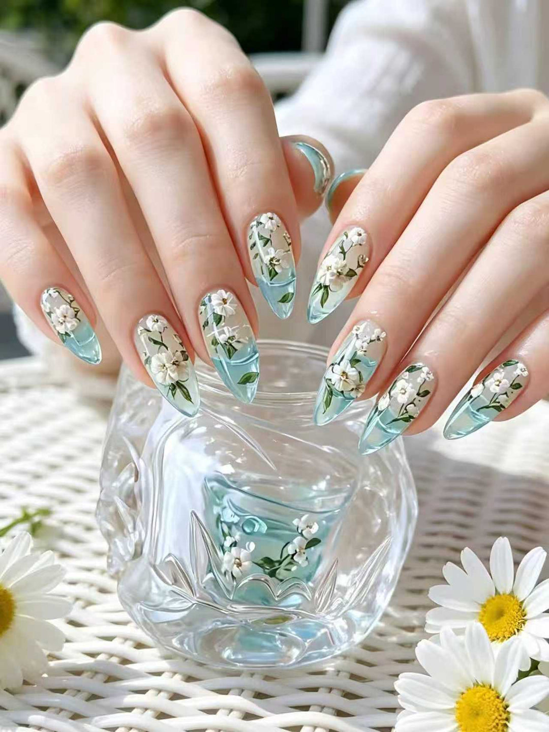 Elegante Kunstnägel Im Floralen Design Karnz