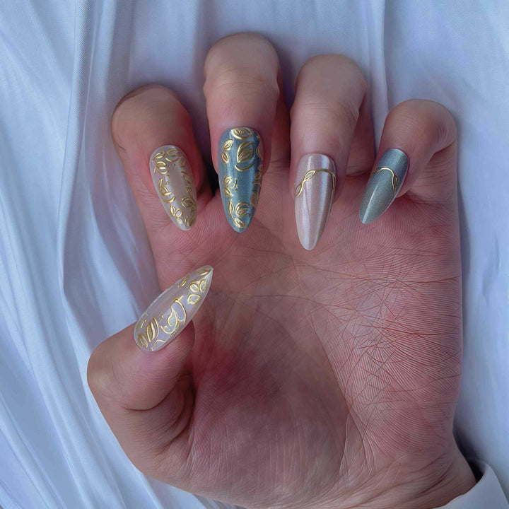 Künstlerisches Stiletto Press-On Nagelset mit eleganten goldenen Akzenten Karnz