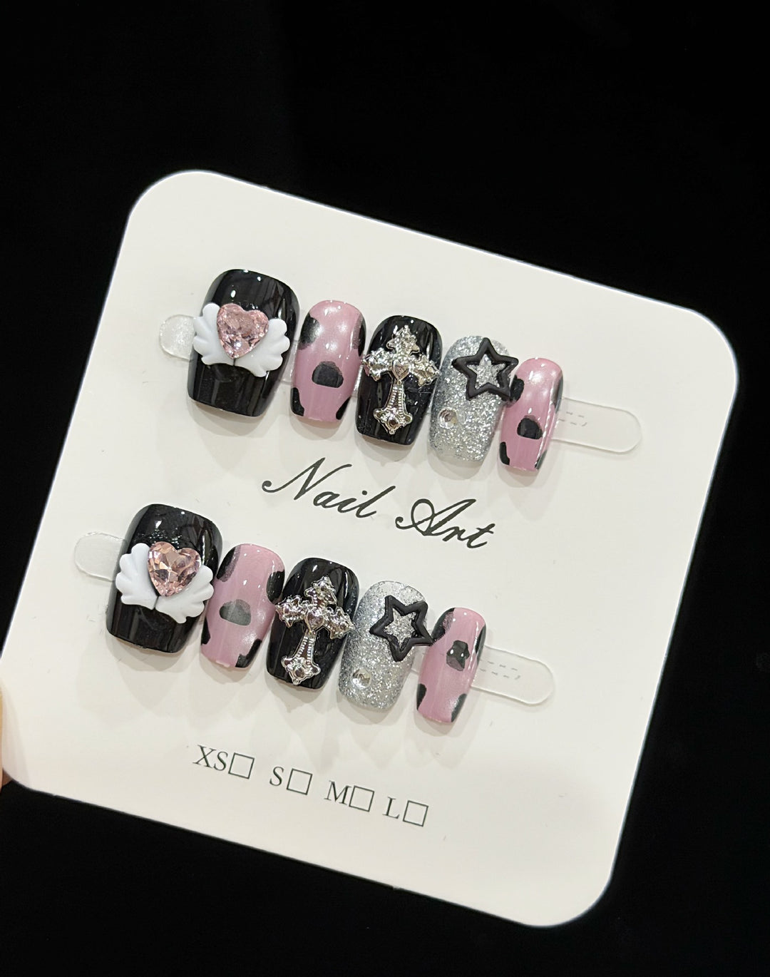 Künstlerisches Press-On-Nagelset mit einzigartigen Designs Karnz