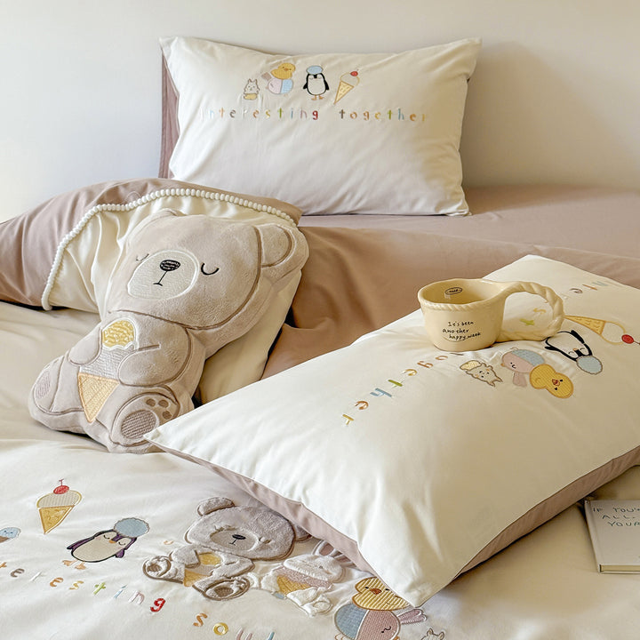 Kinderbettwäsche-Set aus gesticktem Baumwoll-Percale mit plüschigem Bären-Applikation und dekorativen Kissenbezügen