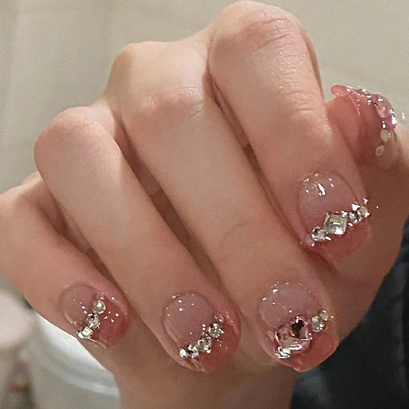 Glamouröse Nail Art mit Strass-Details Karnz
