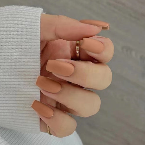 Elegante Nail Art mit Mattem Finish Karnz