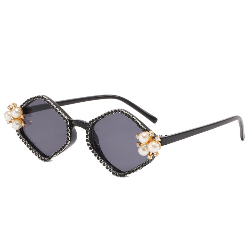 Damen extravagante Sonnenbrille mit glamourösen Perlendetails Karnz