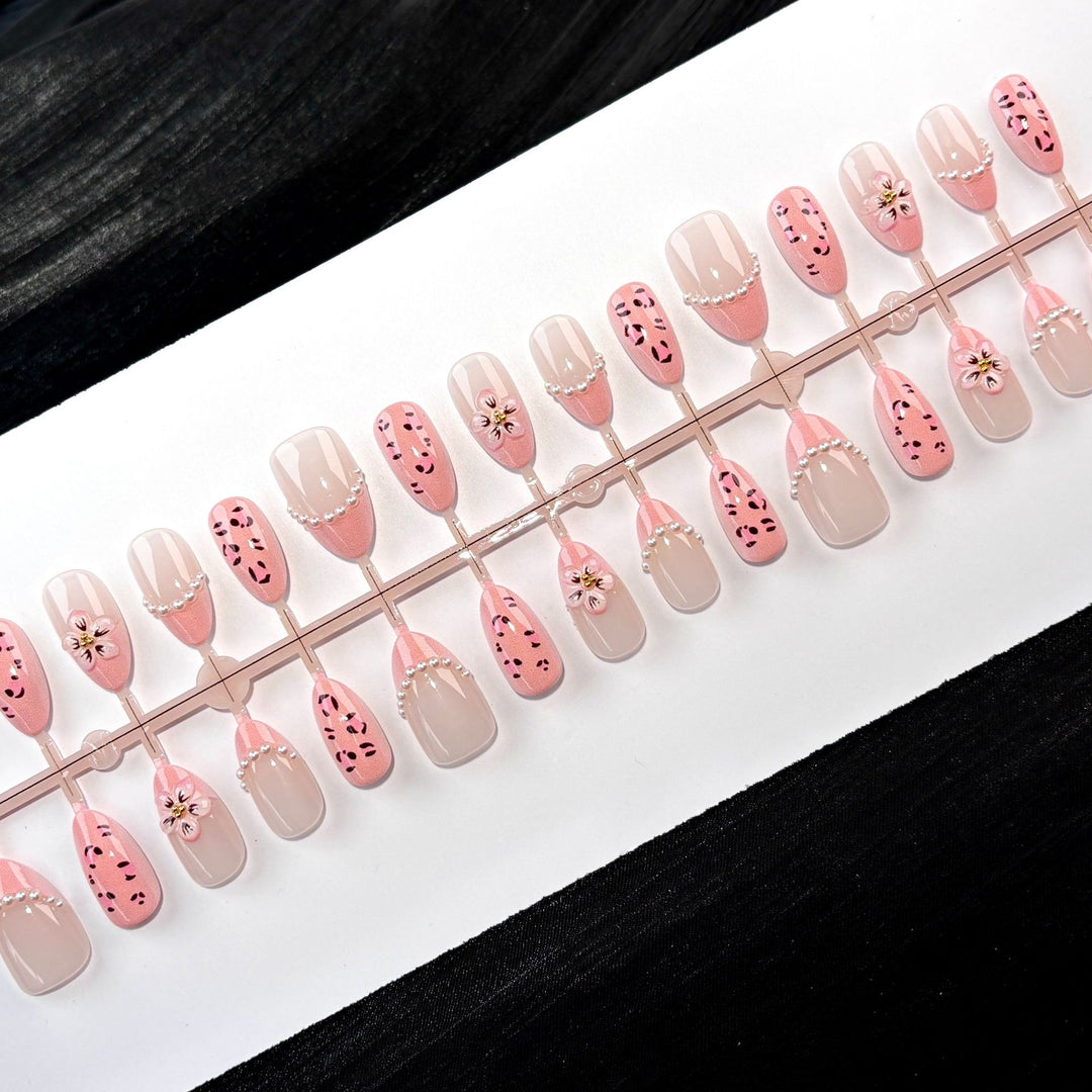 Dekorativer Press-On Nagelset mit floralen und Perlenakzenten