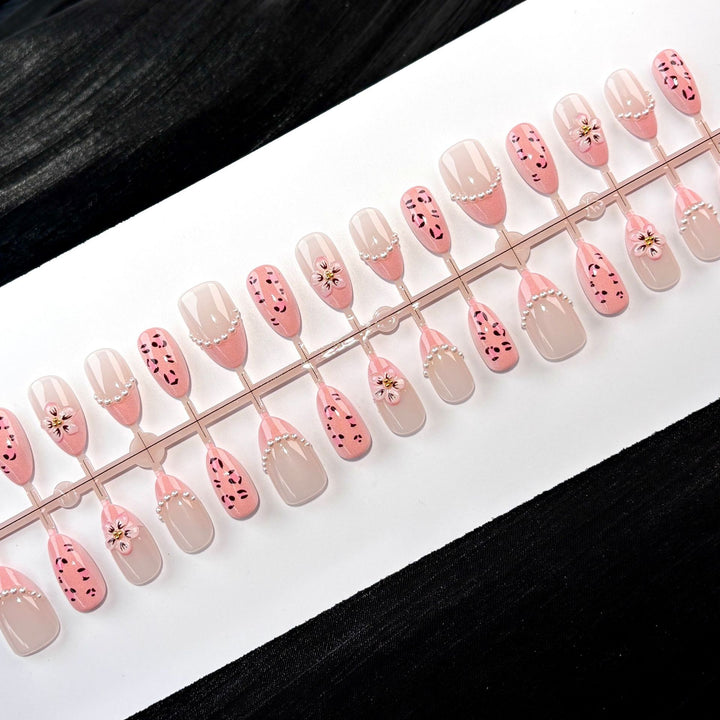 Dekorativer Press-On Nagelset mit floralen und Perlenakzenten