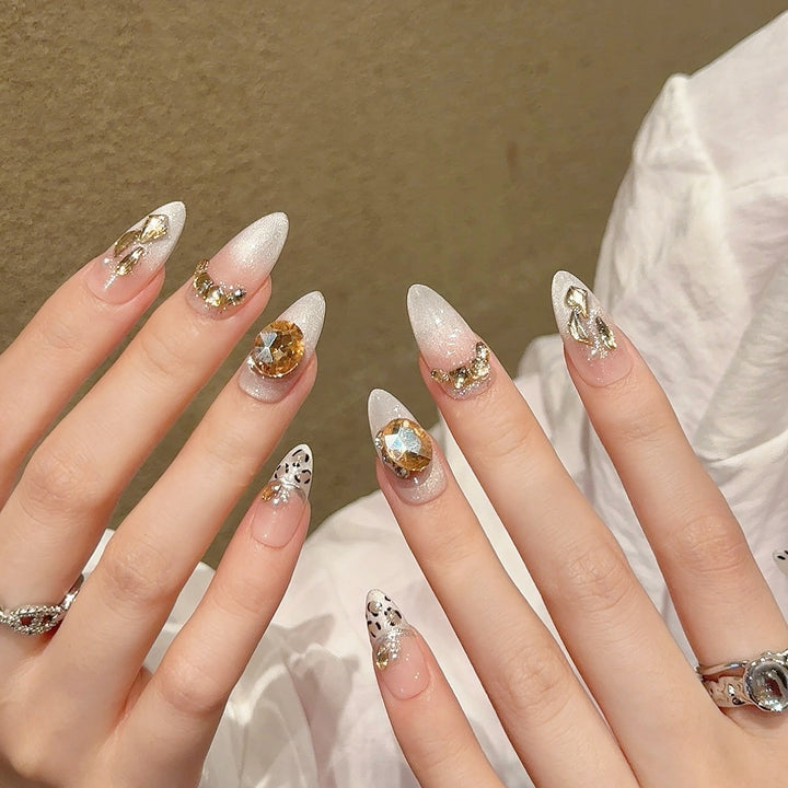 Elegantes Druck-auf-Nagelkunst-Set mit Strass- und Leopardenakzenten