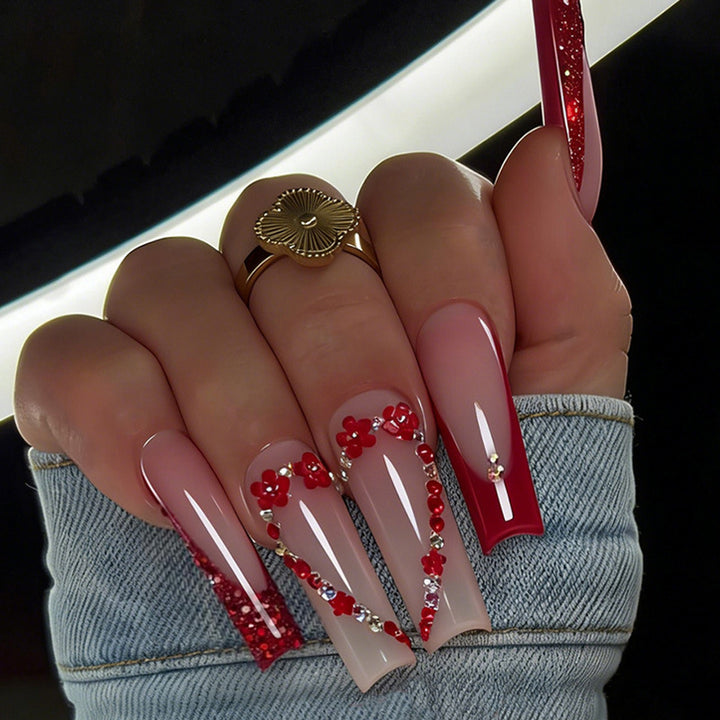 Elegantes Press-On Nagelkunstset mit floralen und Glitzerakzenten Karnz