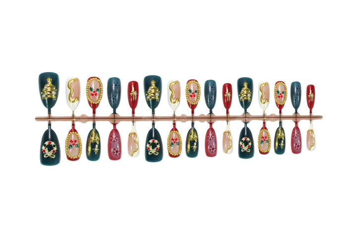 Kunstnagelset mit eleganten Weihnachtsmotiven und luxuriösen Verzierungen Karnz