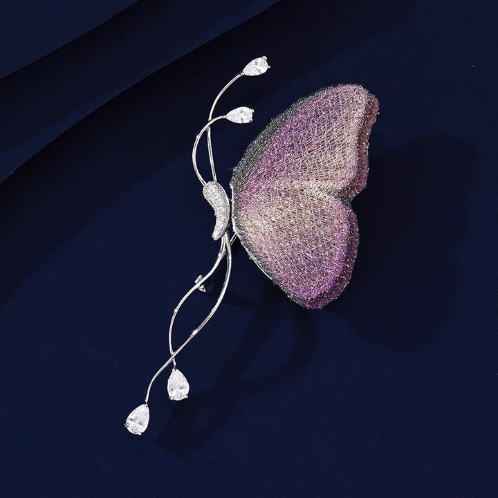 Exquisite Schmetterlingsbrosche mit Funkelnden Kristallen Karnz