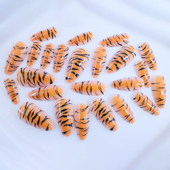 Detaillierte Tiger-Druck Nagelkunst Karnz