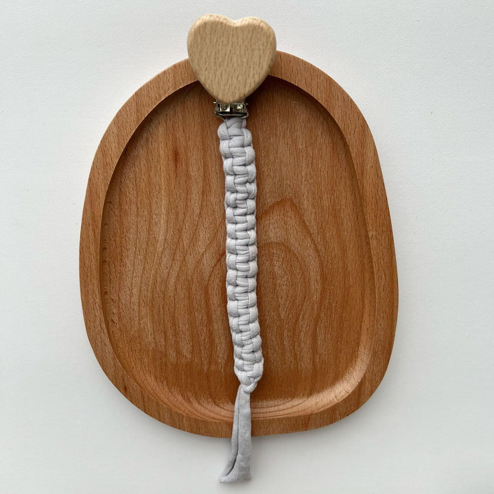 Geflochtener Baumwoll-Schnuller- und Beißring-Clip mit herzförmiger Holz-Sicherheitsklemme