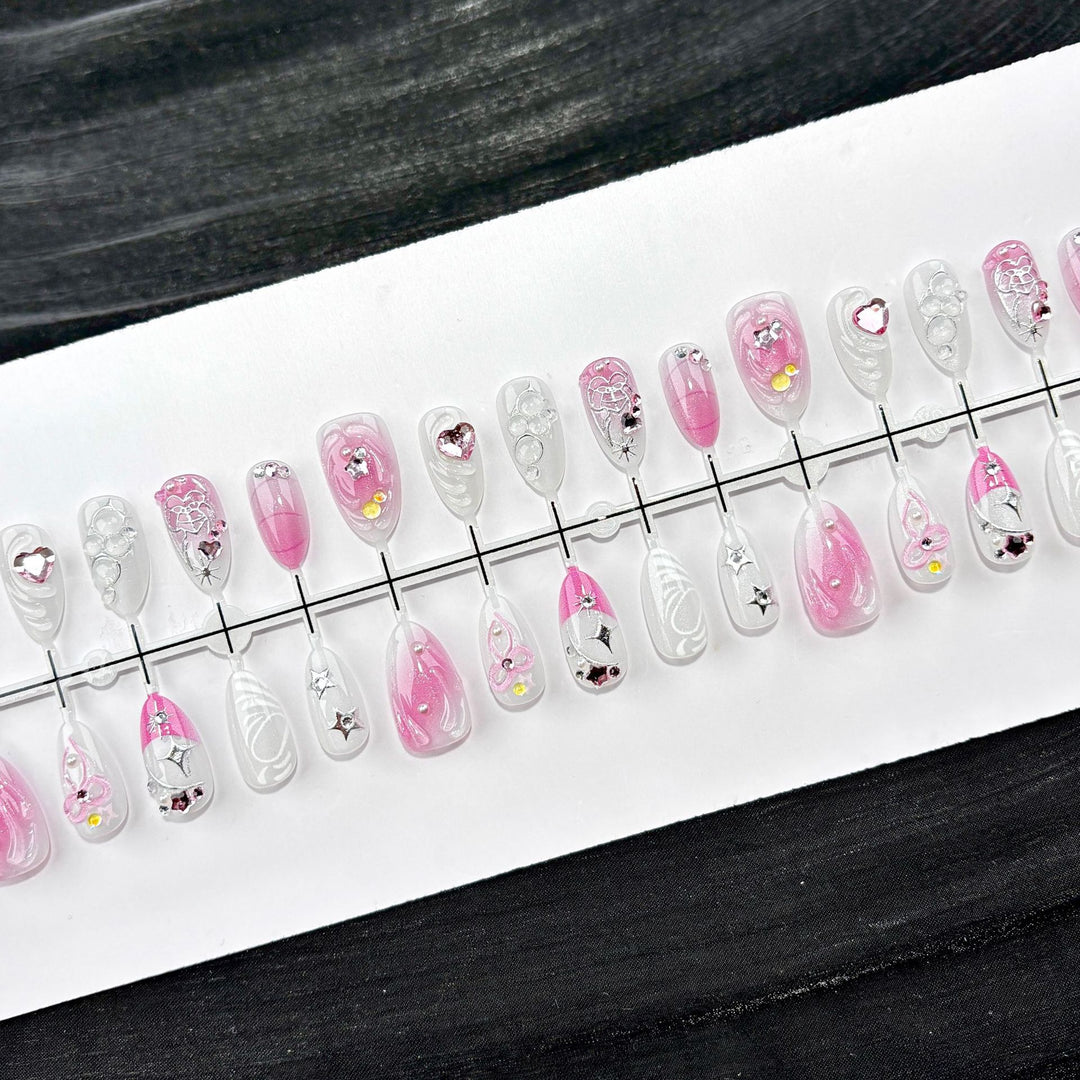 Dekoratives Press-On Nagelkunstset mit Strass-Akzenten