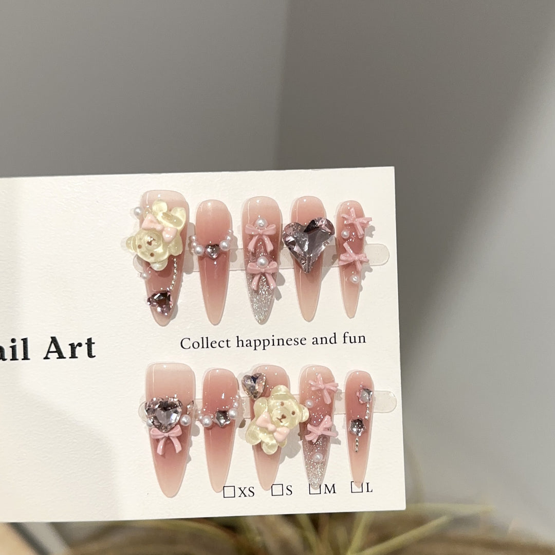 Dekoratives Press-On Nagelkunst-Set mit Charms