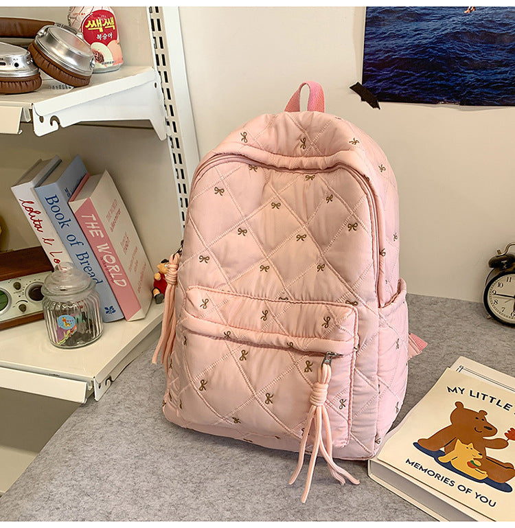 Gepolsterter Rucksack mit dekorativen Quasten