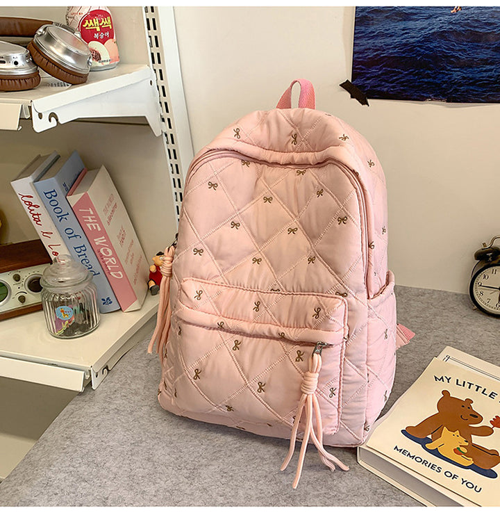 Gepolsterter Rucksack mit dekorativen Quasten