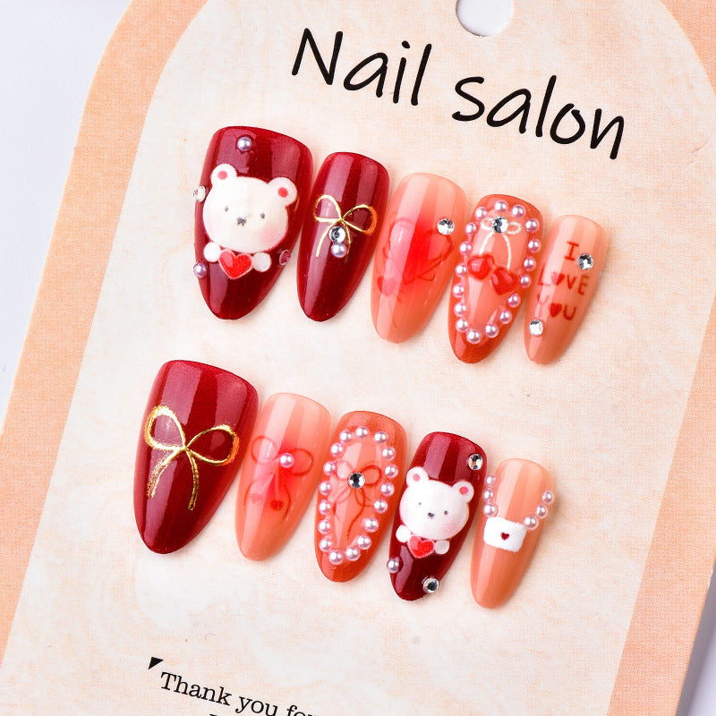 Kunstvolle Nagelset mit liebevollen Motiven Karnz