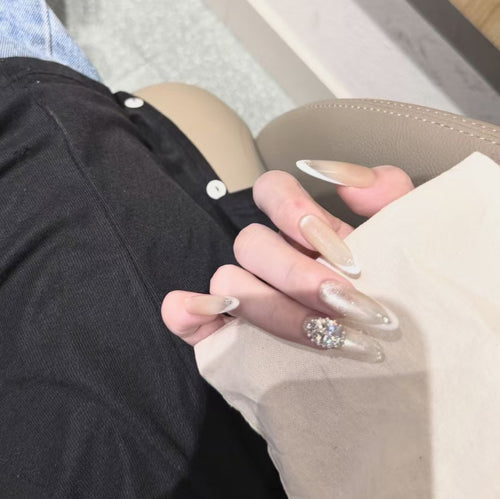 Elegante Stiletto-Nagelverlängerungen mit Strass-Akzenten