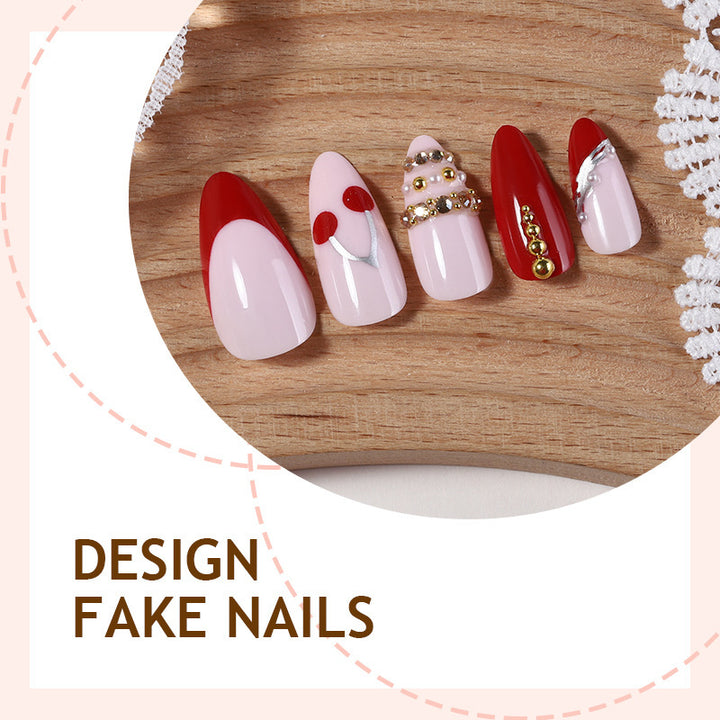 Kunstnagelset mit glamourösen Akzenten und fröhlichen Mustern Karnz