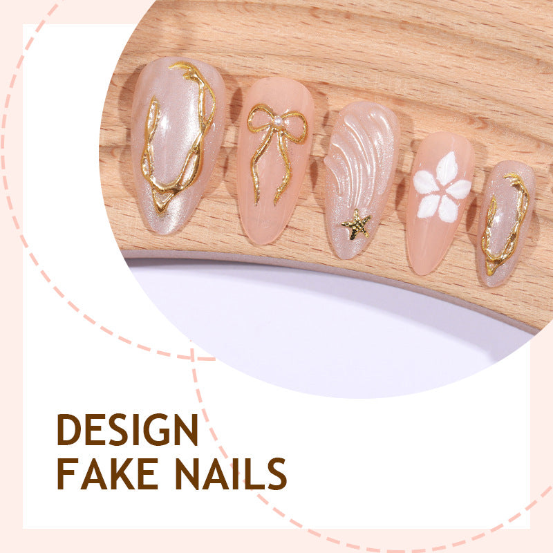 Kunstnagelset mit filigranen Blumen- und goldenen Akzenten Karnz