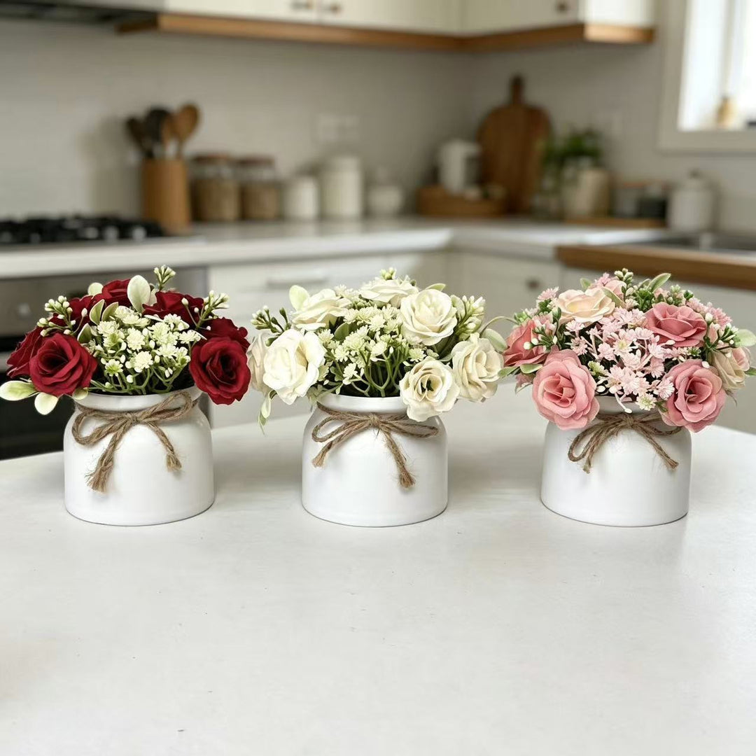 Lebensechter Blumenstrauß in dekorativem Topf für die wohnkultur