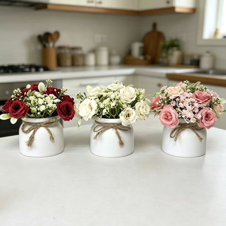 Lebensechter Blumenstrauß in dekorativem Topf für die wohnkultur