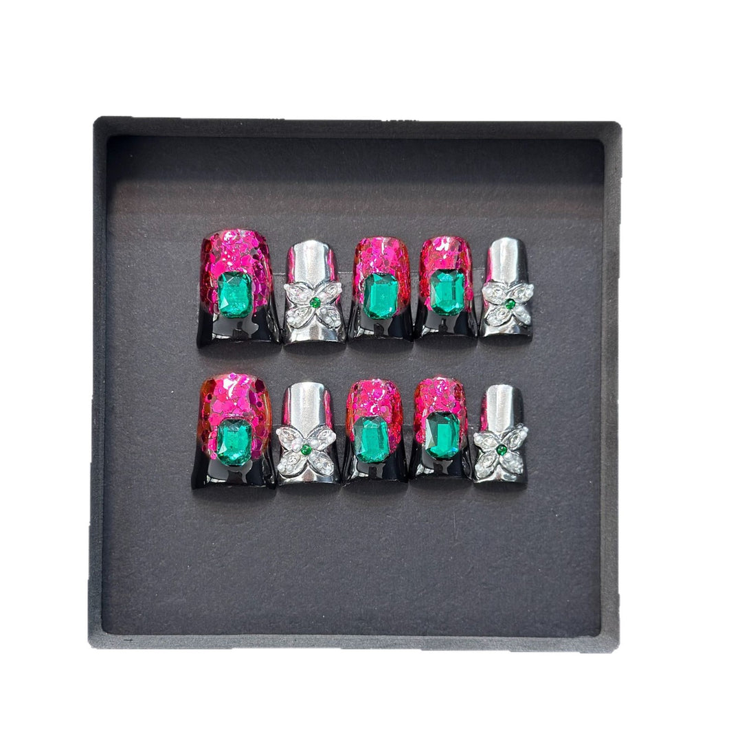 Glamouröses Press-On Nageldesign mit Juwelenelementen Karnz