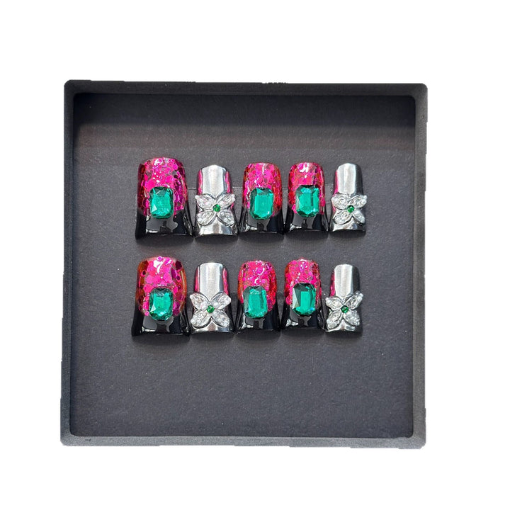 Glamouröses Press-On Nageldesign mit Juwelenelementen Karnz