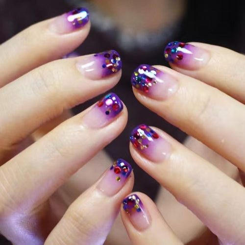 Kunstnägel mit Glamourösem Glitter-Design Karnz