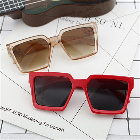 Damen Oversized-Sonnenbrille im modischen Eckdesign Karnz