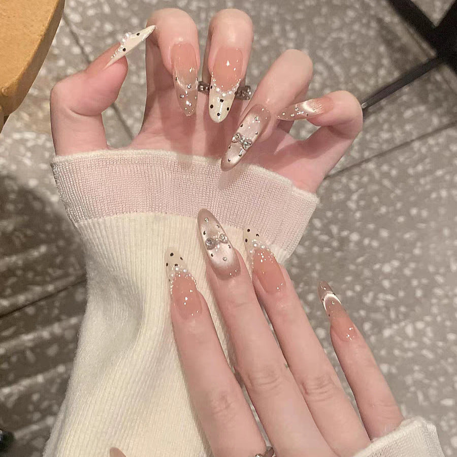 Kristallverzierte elegante Stiletto-Nagelspitzen