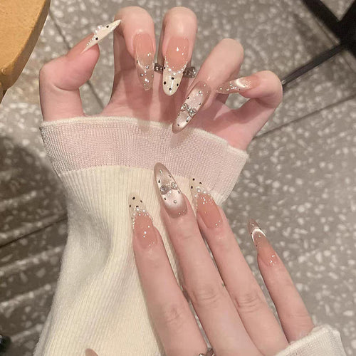 Kristallverzierte elegante Stiletto-Nagelspitzen