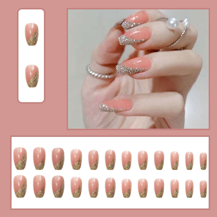 Glamouröses Kunstnagelset mit funkelnden Glitter- und French-Spitzen Karnz