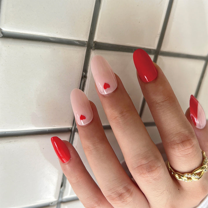 Elegante Nagelverlängerungen mit Herzdesign Karnz