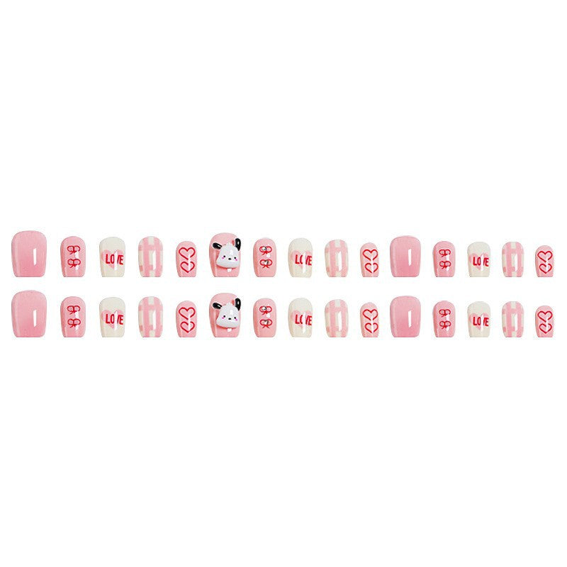 Kreatives Kunstnagelset mit modernen Herzmotiven Karnz