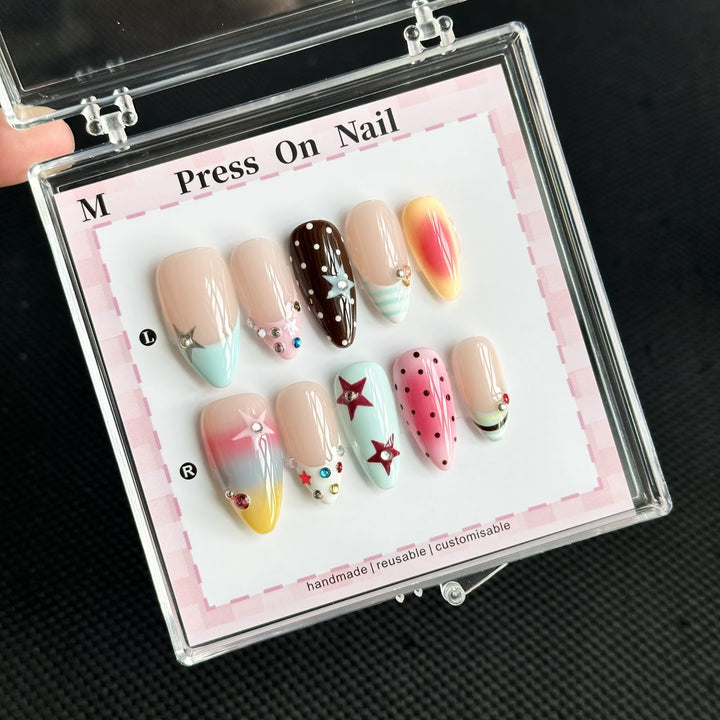 Dekoratives Handgefertigtes Press-On Nagelkunstset mit von Strand inspirierten Designs
