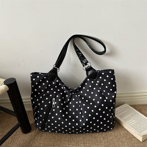 Stylische gepunktete Schultertasche