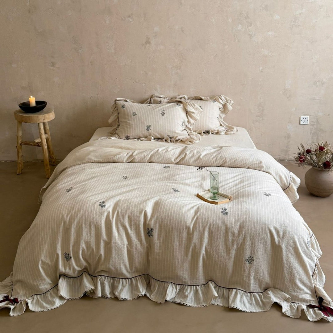 Bettwäscheset im Vintage-Look mit Volant, feiner Streifenstruktur und dezenter Blumenstickerei