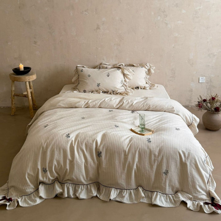 Bettwäscheset im Vintage-Look mit Volant, feiner Streifenstruktur und dezenter Blumenstickerei