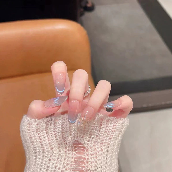 Elegante Ombre-Nagelverlängerungen mit Kristallakzenten