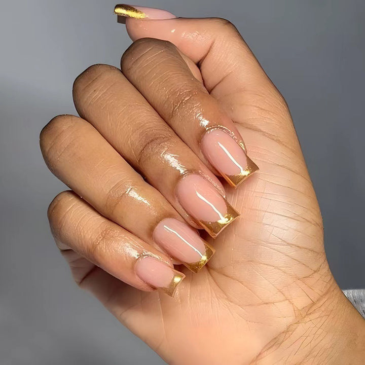 Elegante Kunstnägel mit Goldakzenten Karnz