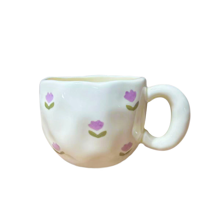 Keramik-Tasse mit handbemaltem Tulpenmuster und organischer Form
