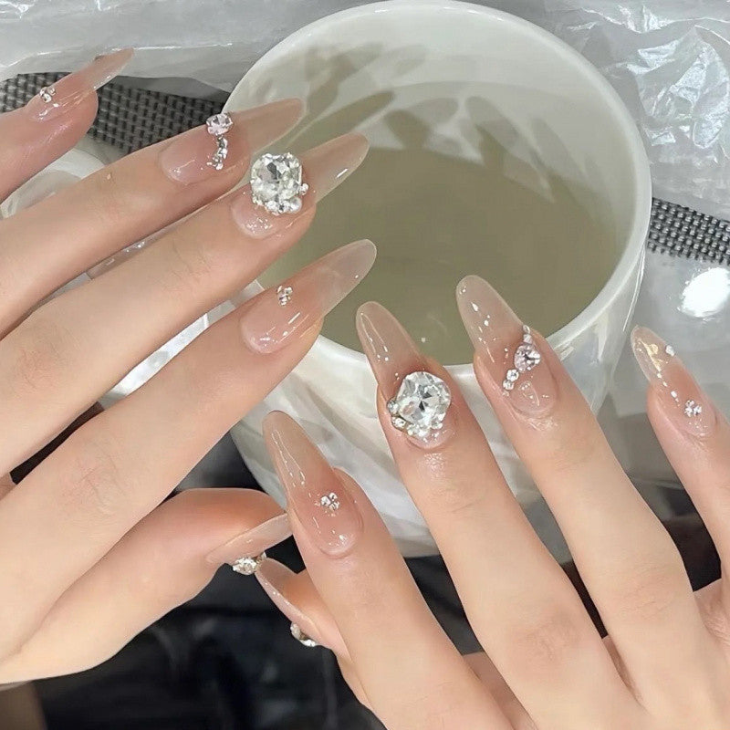 Dekorative Strass Nagelkunst Karnz
