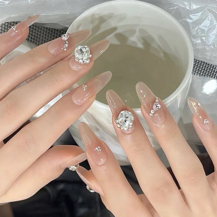 Dekorative Strass Nagelkunst Karnz