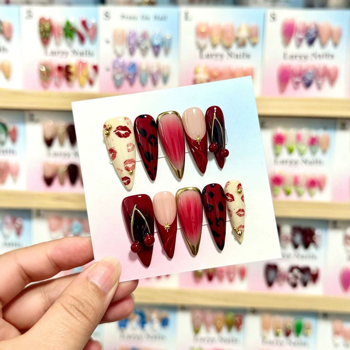Künstlerisches Press-On Nagelset mit einzigartigen Lippen- und Tierdruckdesigns